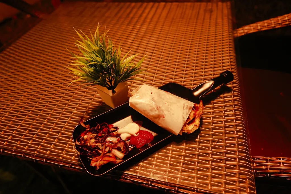 Shawarma Roll Rattan Table