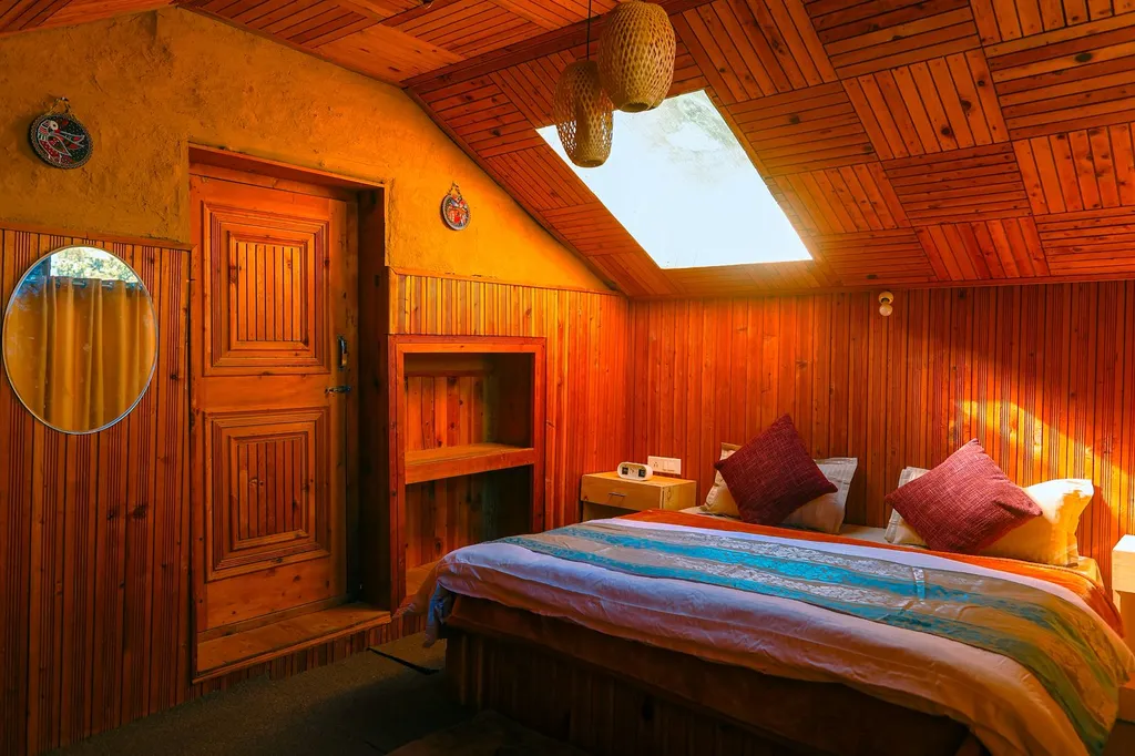 Cozy Wooden Bedroom Himalayan Homestay Skylight